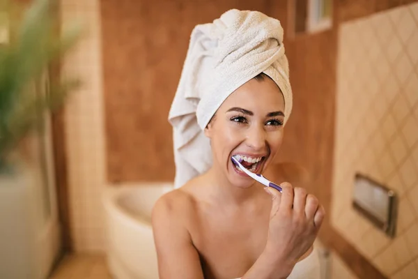 Щаслива Жінка Використовує Зубну Щітку Під Час Догляду Зубами Ванній — стокове фото