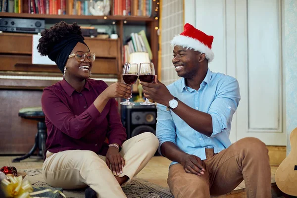 Young Black Couple Having Fun Toasting Wine Christmas Day Home — ストック写真