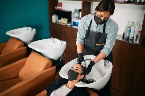 Smiling Woman Face Mask Enjoying While Washing Hair Hairdresser — Zdjęcie stockowe