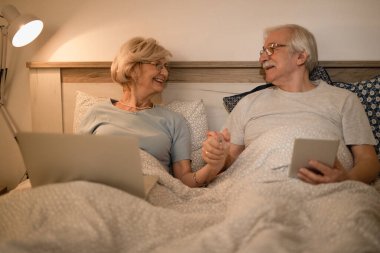 Mutlu son sınıf çifti el ele tutuşup geceleri kablosuz iletişim teknolojisi kullanırken konuşuyor.. 