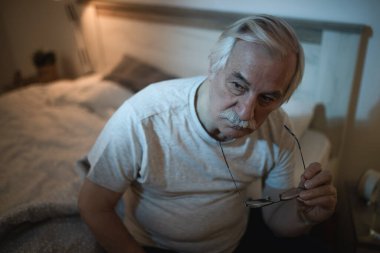 Aklı başında bir adam geceleri yatakta oturup bir şeyler düşünür.. 