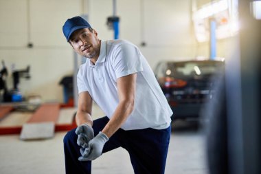 Otomobil tamircisi bir atölyede işe ara veriyor.. 