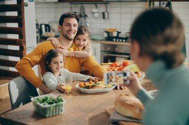 Mutfakta mutlu bir aile