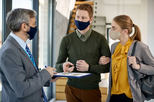 Young Couple Talking Real Estate Agent Blueprints While Buying New — Foto Stock