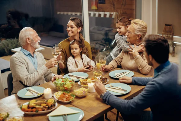 Happy Extended Family Having Fun While Toasting Meal Dining Table — Zdjęcie stockowe