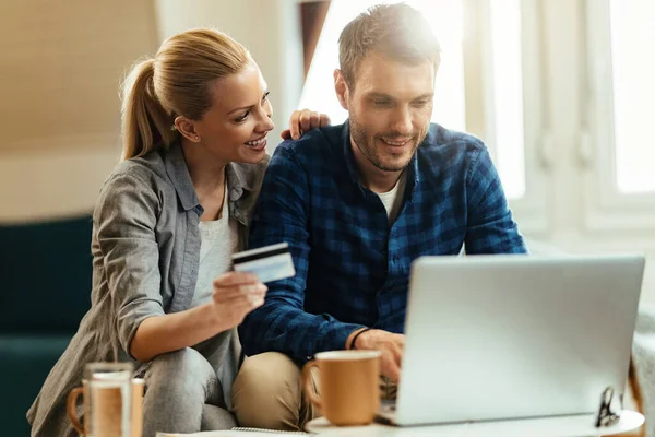 Junges Glückliches Paar Kauft Hause Ein Während Computer Und Kreditkarte — Stockfoto
