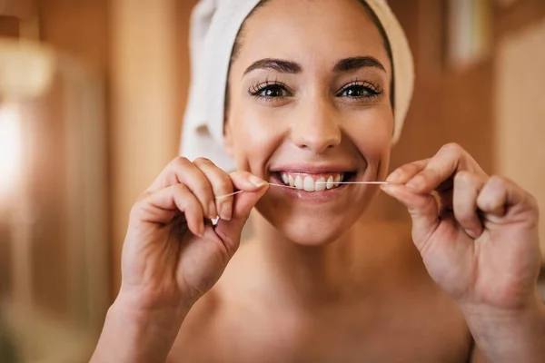 Young Woman Cleaning Her Teeth Dental Floss Bathroom — 스톡 사진