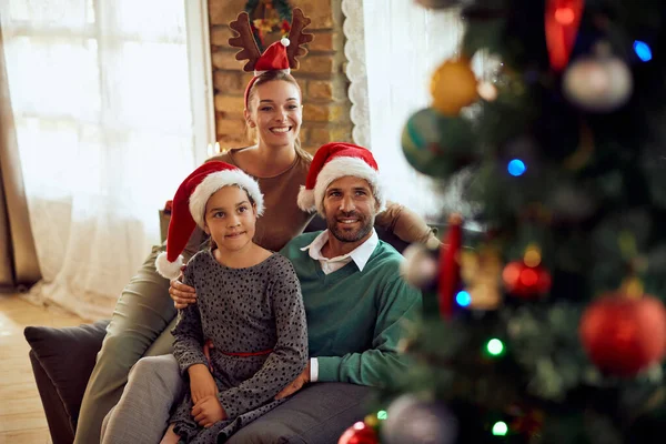 Happy Parents Daughter Relaxing Sofa Decorating Christmas Tree Home — ストック写真