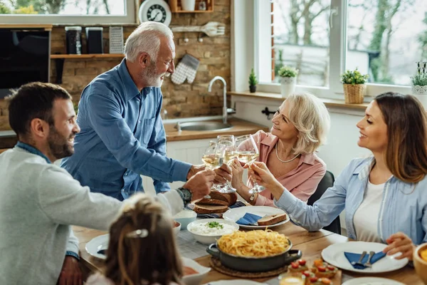 Happy Extended Family Enjoying Lunch Toasting Wine Dining Table — Foto Stock