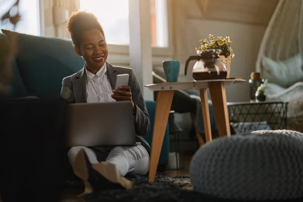 Happy African American Entrepreneur Reading Text Message Cell Phone While — Foto de Stock