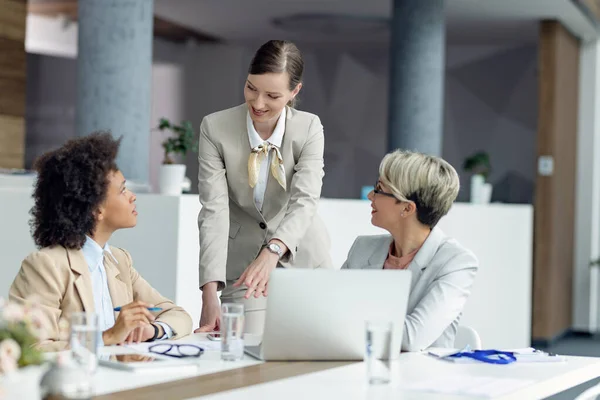 Young Businesswoman Talking Female Colleagues While Using Computer Office — Foto de Stock