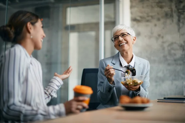 Happy Mature Businesswoman Enjoying Conversation Female Coworker Her Lunch Break — Foto Stock