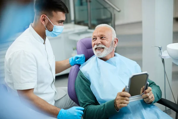 Happy Senior Man Talking His Dentist While Being Satisfied Dental — Foto Stock