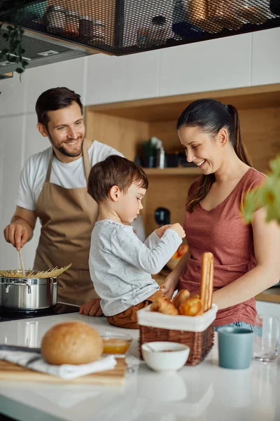 Happy Parents Having Fun While Preparing Food Small Son Kitchen — Fotografia de Stock