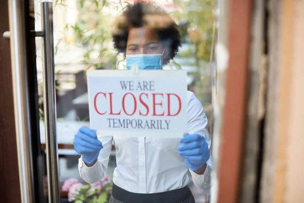Black Waitress Wearing Protective Face Mask Gloves While Hanging Closed — Stock fotografie