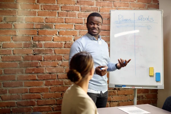 African American Businessman Giving Presentation Coworkers Meeting Corporate Office — Foto de Stock