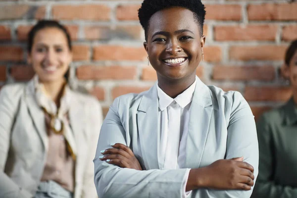 Confident African American Female Ceo Standing Crossed Arms Front Her — Φωτογραφία Αρχείου