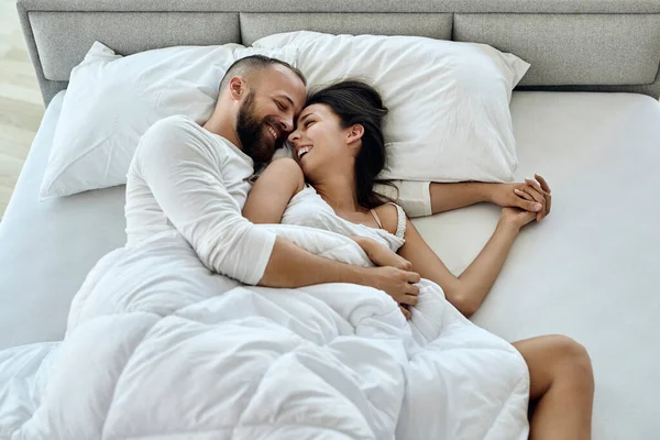 High Angle View Happy Couple Having Fun While Waking Together — Foto Stock