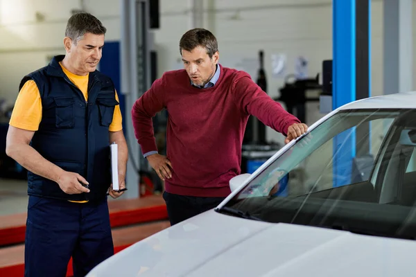 Auto Mechanic His Worried Customer Examining Car Workshop — ストック写真