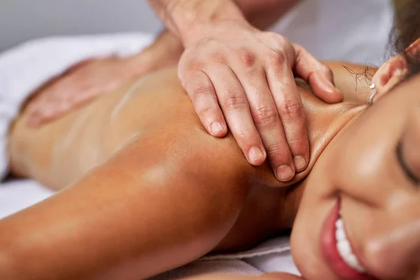 Close Massage Therapist Massaging Woman Back Health Spa — Foto de Stock