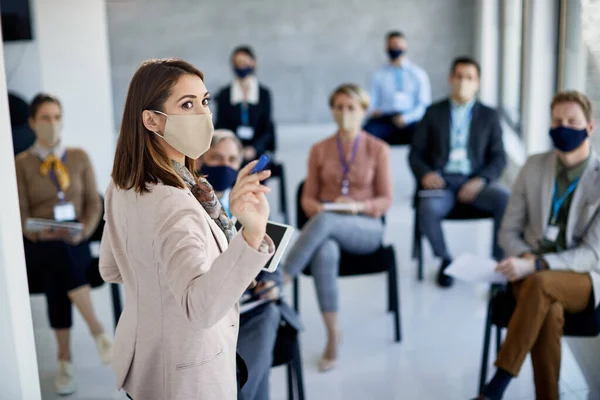 Female Executive Manager Face Mask Talking Group Business People Seminar — Stock Photo, Image