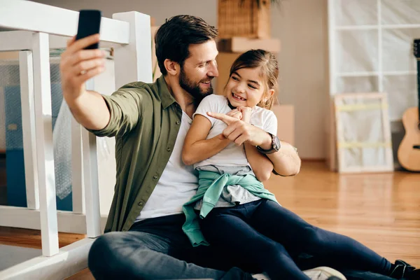 Happy Father Taking Selfie His Small Daughter Moving New Apartment — Stock Fotó