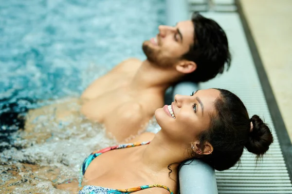 Happy Couple Leaning Heads Edge Pool While Relaxing Thermal Water — стоковое фото