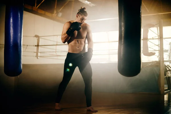 Full Length Young Fighter Practicing Boxing Sports Training Boxing Club — Foto de Stock
