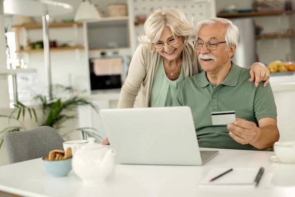 Happy Senior Man His Wife Using Credit Card Laptop While — Photo