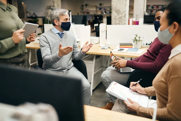 Team Entrepreneurs Discussing Business Meeting Corporate Office Wearing Protective Face — Stock Photo, Image