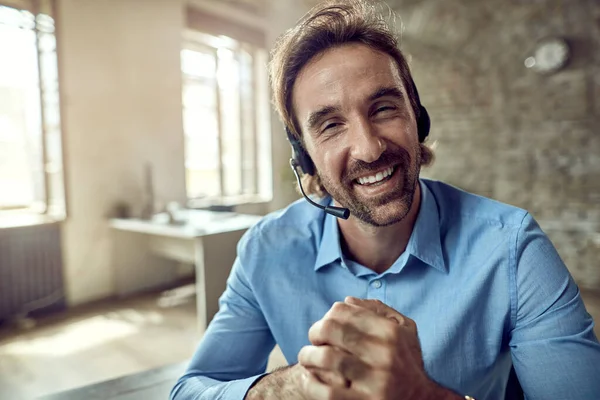 Young Happy Businessman Wearing Headset Looking Camera While Working Office — Φωτογραφία Αρχείου