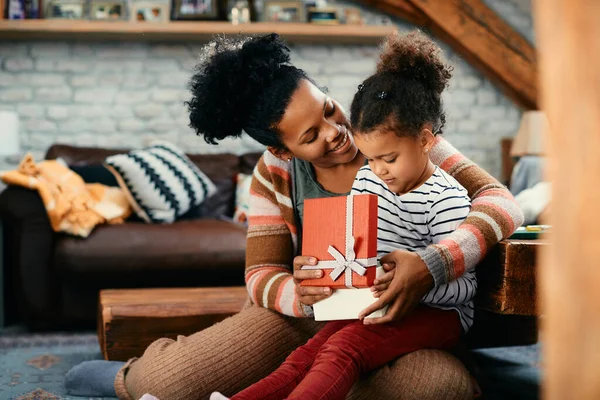 Happy African American Mother Her Small Girl Opening Present Home — ストック写真