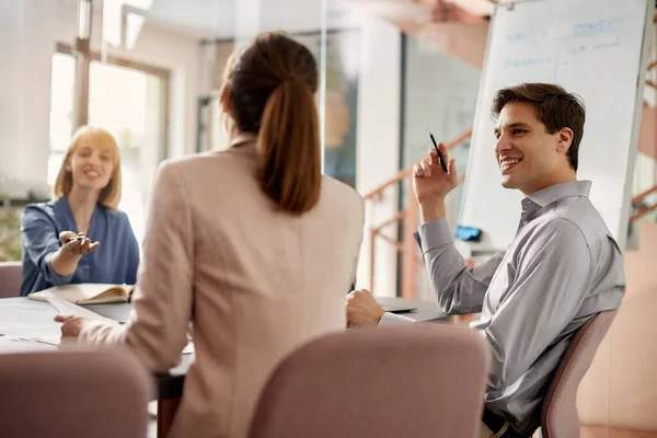 Happy Businessman Talking Female Colleagues While Having Meeting Office — Fotografia de Stock