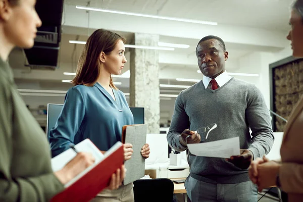 Displeased African American Ceo Communicating His Business Team While Going — Fotografia de Stock