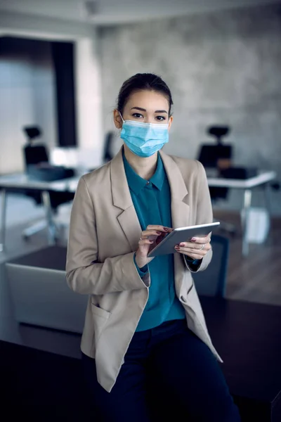 Young Businesswoman Using Touchpad While Wearing Face Mask Office Looking — 스톡 사진