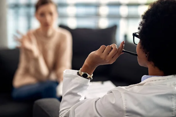 Rear View African American Mental Health Professional Listening Her Patient — Fotografia de Stock