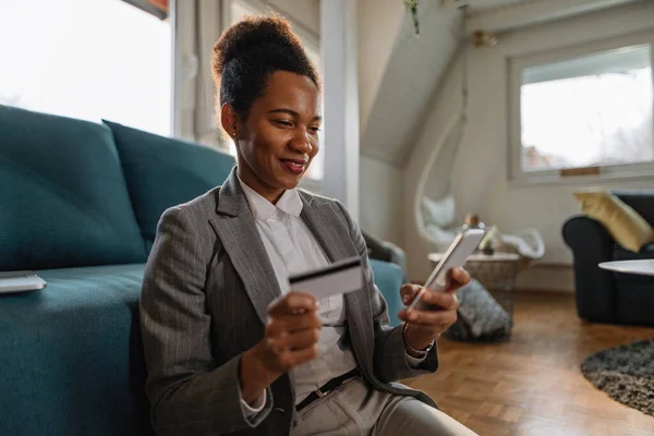 Happy Black Businesswoman Using Smart Phone Shopping Online Credit Card — Foto de Stock