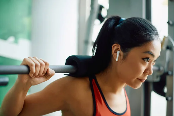 Young Asian Athletic Woman Doing Back Exercises Barbell While Having — 图库照片