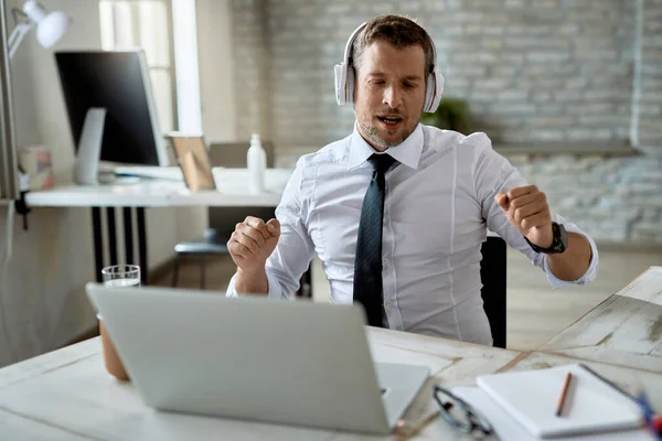 Happy Businessman Listening Music Having Fun While Taking Break Work — Stockfoto