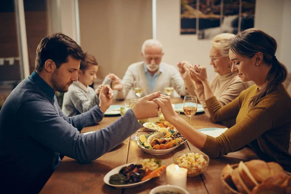 Grateful Extended Family Saying Grace While Sitting Dining Table Holding — Foto Stock