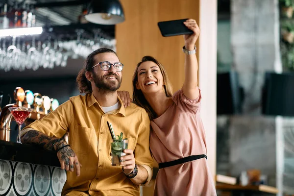 Happy Couple Using Smart Phone Taking Selfie While Drinking Cocktails — Stok fotoğraf