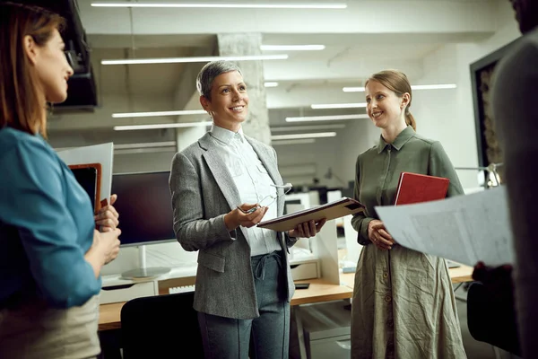 Happy Female Business Leader Communicating Members Her Team Briefing Corporate — Fotografia de Stock