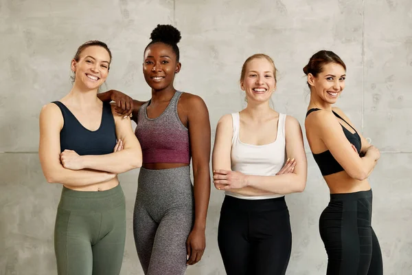 Multi Ethnic Group Confident Athletic Women Standing Gray Wall Looking — Foto de Stock