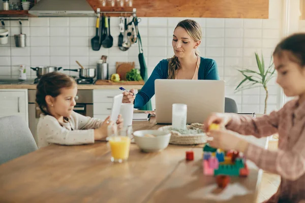 Familia Feliz Cocina — Foto de Stock