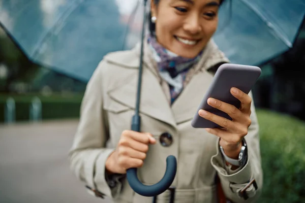 Close Asian Woman Text Messaging Mobile Phone Her Walk Park — Photo