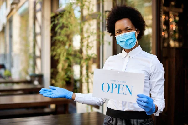 Happy Black Waitress Face Mask Glover Hodling Open Sign While — Foto Stock