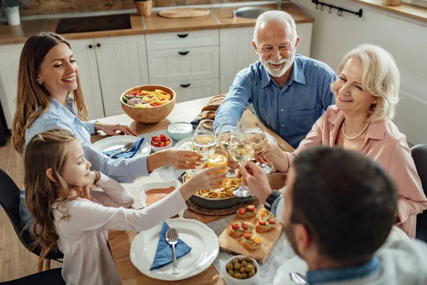 Szczęśliwy Rozszerzony Toast Rodzinny Podczas Korzystania Rodzinnym Lunchu Domu — Zdjęcie stockowe