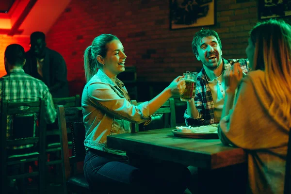 Group Happy Friends Having Fun Toasting Beer Night Out Pub — Foto de Stock