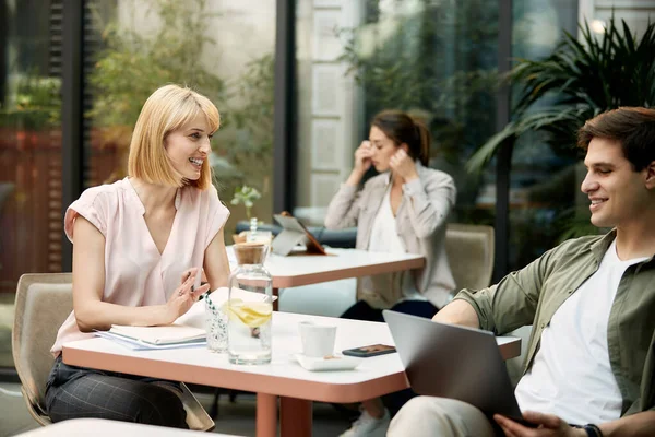 Happy Entrepreneurs Communicating Coffee Break Cafe Focus Businesswoman — Fotografia de Stock
