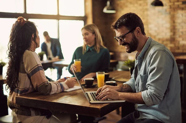 Happy Man Using Computer Surfing Internet While Being Friends Cafe — 스톡 사진